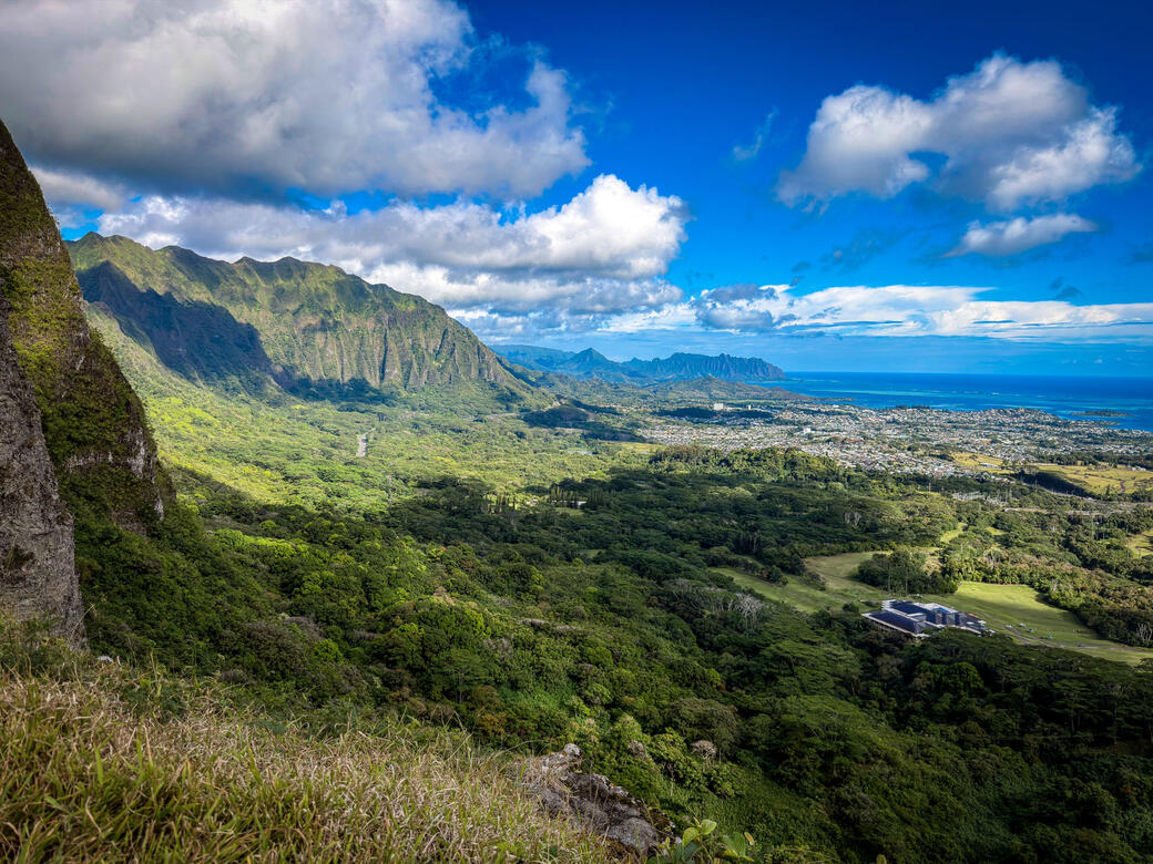 Coast of Oahu from Nu&#39;uanu Pali State Wayside overlook in Hawaii